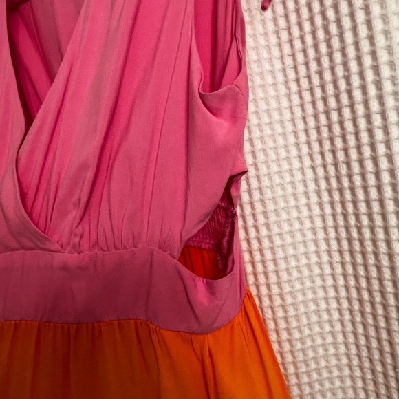 Scoop color block sleeveless dress with side cut outs. - Picture 4 of 6